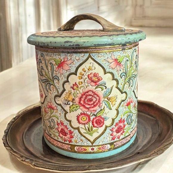Lovely Vintage Daher Holland Embossed Round Canister Tin - Picture 10 of 14